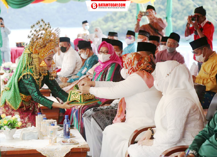 Wakil Gubernur Kepri saat menerima sekapur sirih pertanda akan dimulainya Pembukaan MTQ